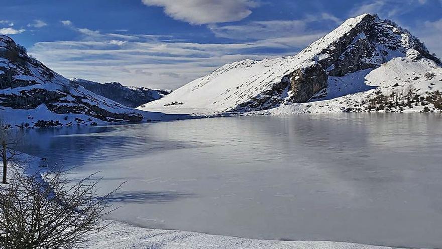 El lago Enol, ayer, helado, en una jornada soleada.  | J. M. C.