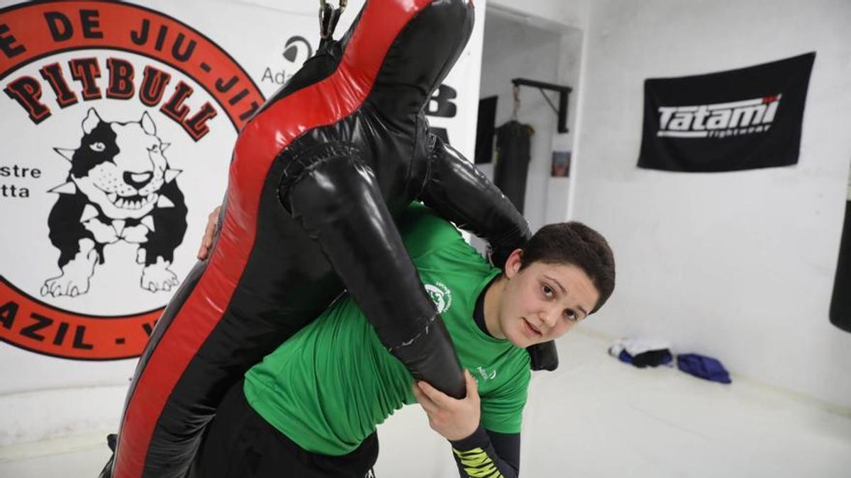 La campeona de MMA corta por lo sano: Merche García se rapa la melena antes de un combate para reducir peso
