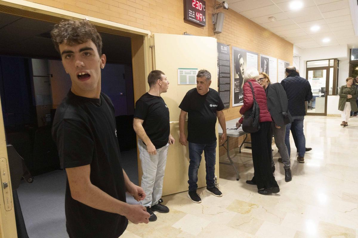 Personas con discapacidad intelectual, acomodadores en la Casa de Cultura de Mutxamel