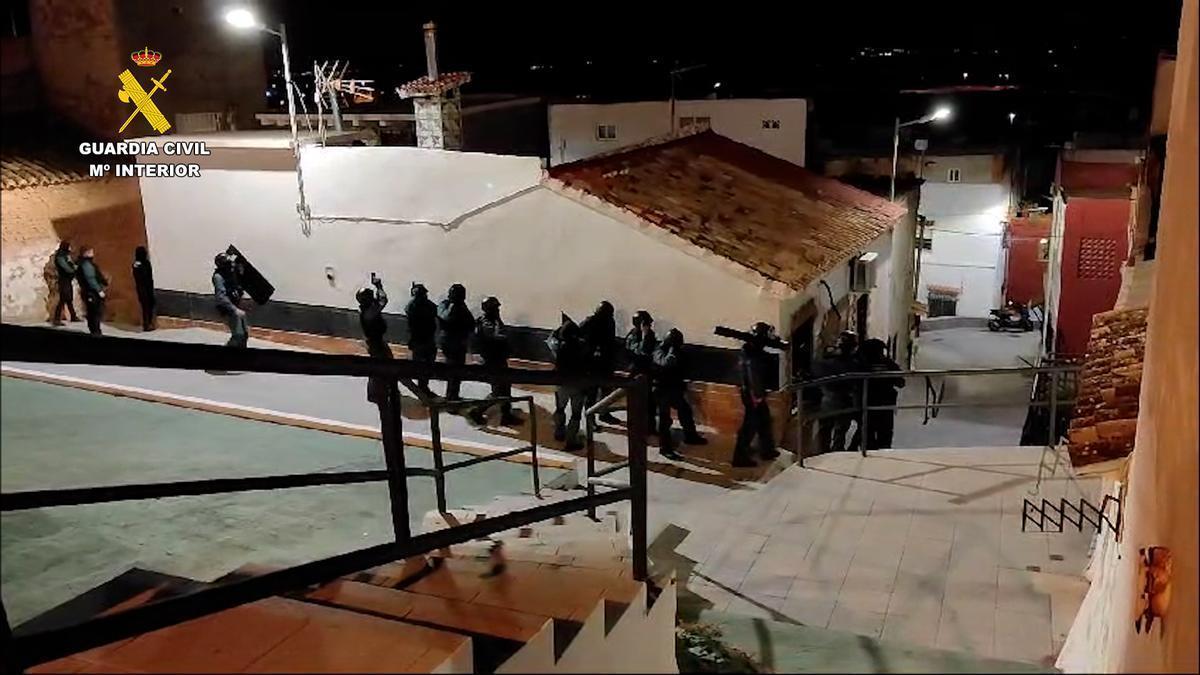 La Guardia Civil en plena operación antidroga en la Ribera Baixa (Valencia).