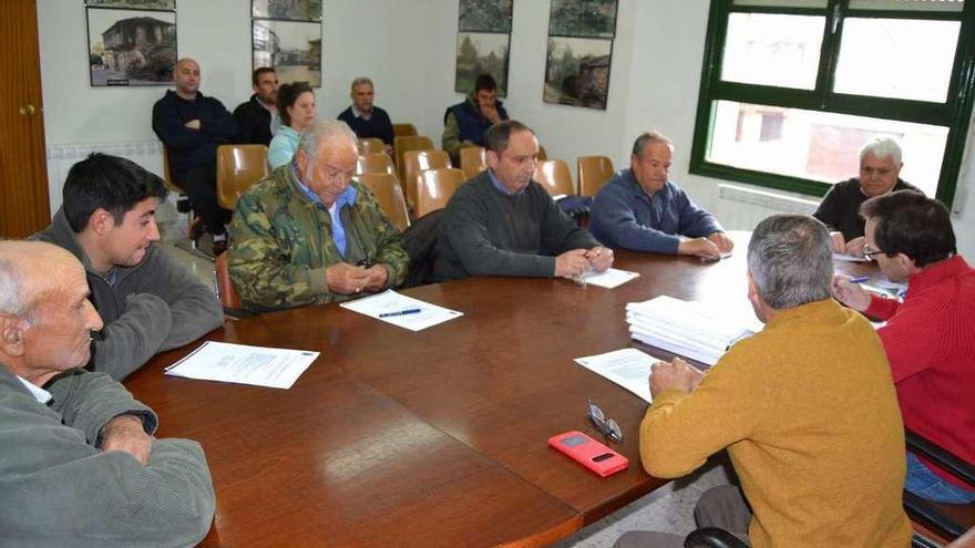 Miembros de la Corporación de Manzanal de Arriba durante el pleno.