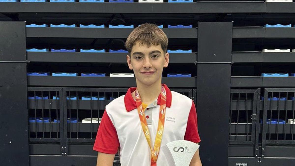 Demetrio Pinto, posa con la medalla de plata en el CESA 2026. | CEDIDA