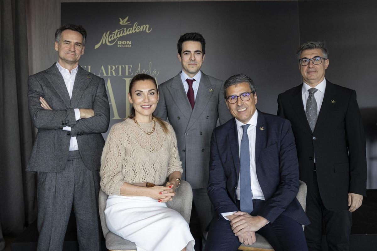 Yoze Torres, CEO de Ron Matusalem; Lara Pac, directora de Marketing de Ron Matusalem; Israel Ramírez, director del restaurante Saddle; Carlos Pardo, copropietario de ACME; y Raul Rodríguez, director de sala del restaurante Horcher de Madrid.