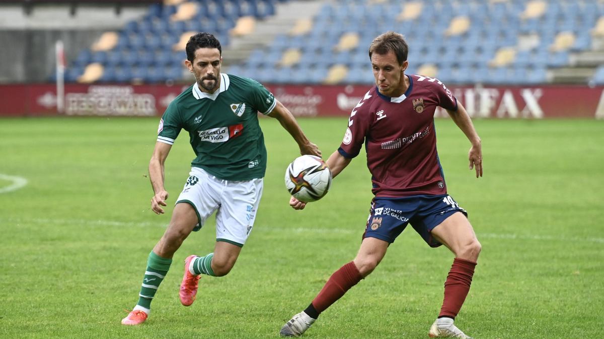 Yelko Pino, a la derecha, en un partido ante el Coruxo