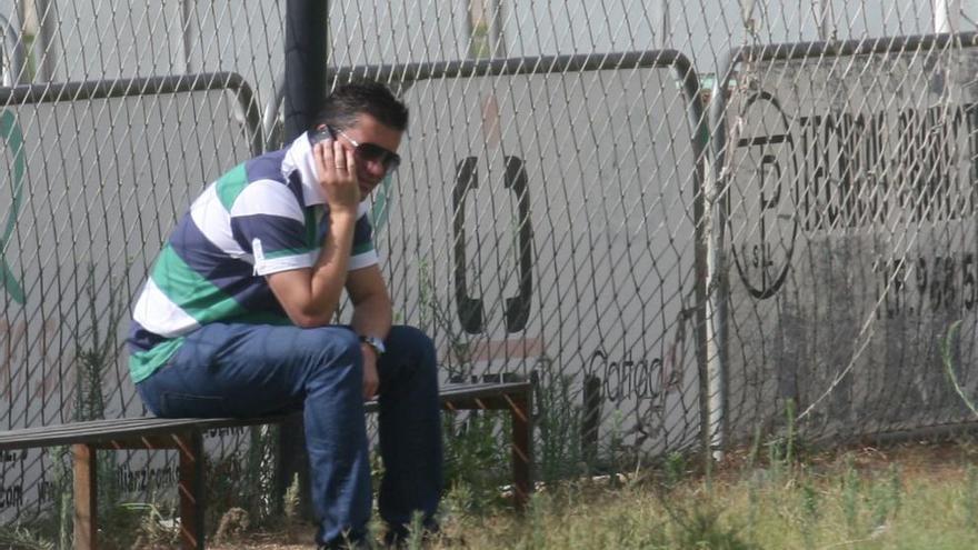 Pedro Reverte observa el entrenamiento del equipo esta pretemporada.