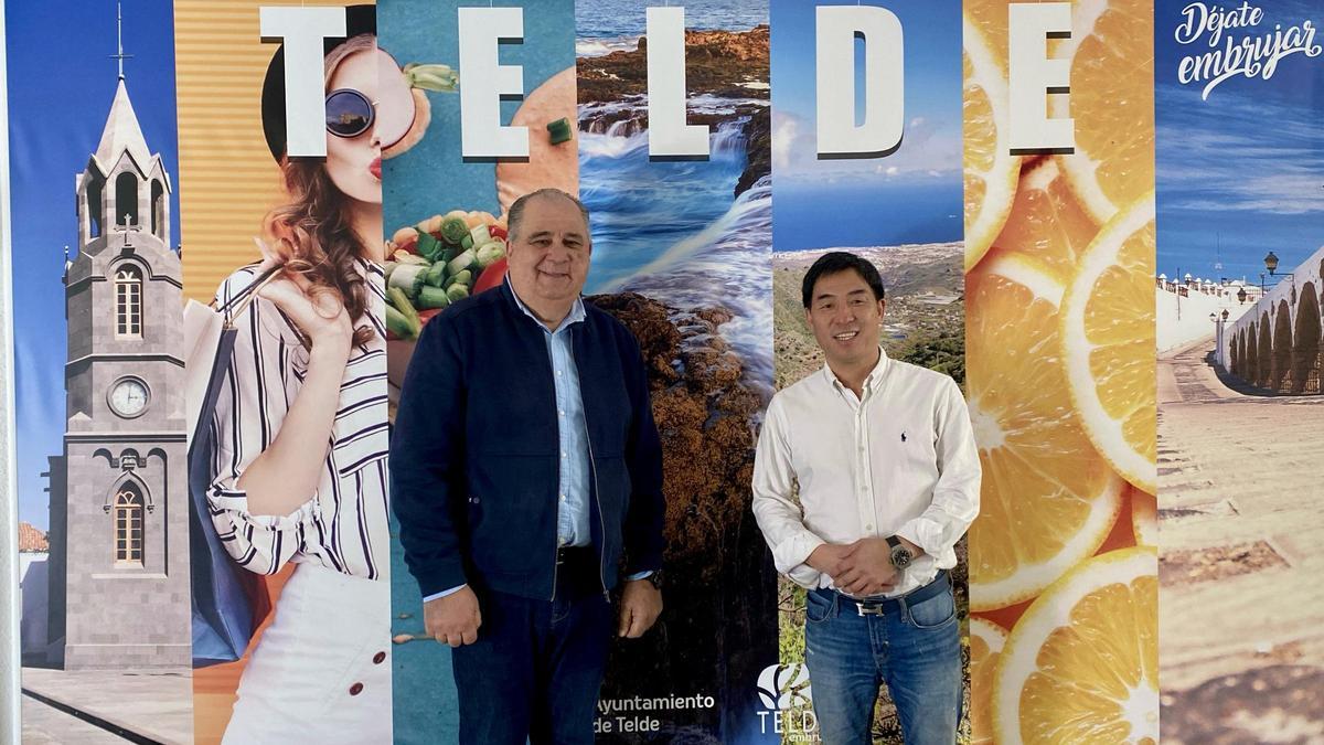 El presidente de la comunidad china de Canarias, Liqu Li, ha mantenido una reunión con el concejal de Turismo y Cultura del M.I. Ayuntamiento de Telde, Juan Martel