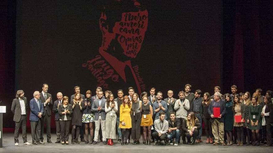 Foto de familia de realizadores, directores y representates políticos de Ourense al remate de la gala de clausura. // Brais Lorenzo
