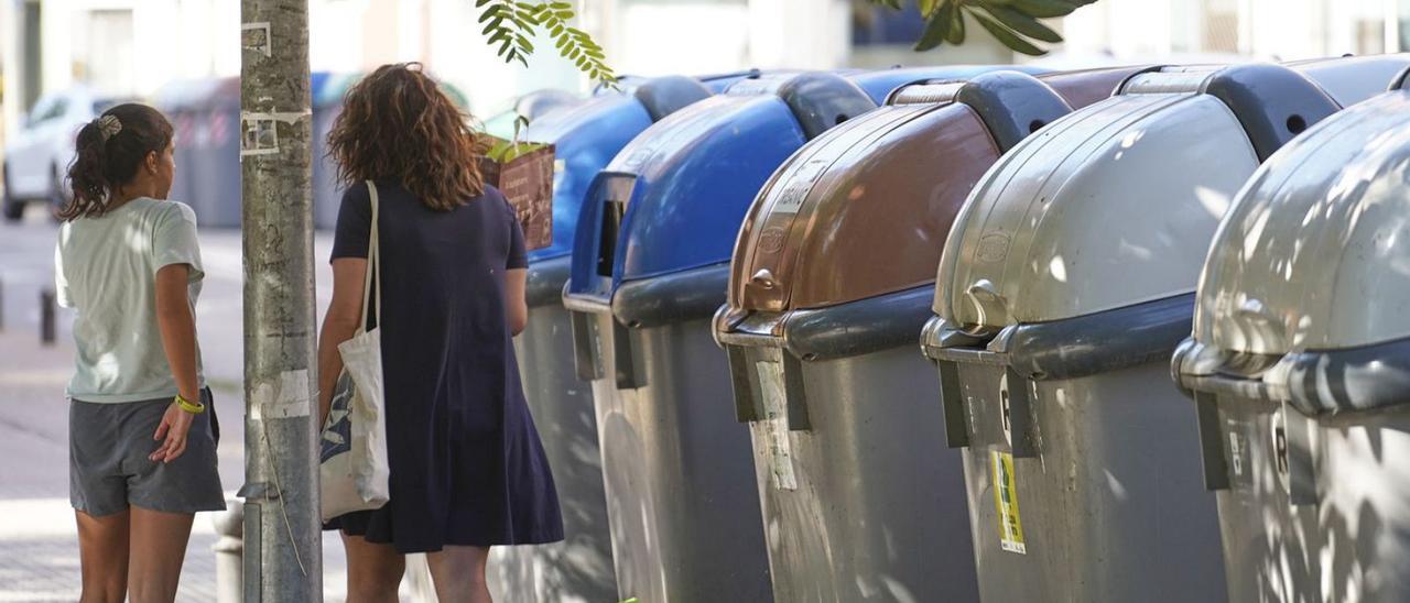 L’Ajuntament està mirant on porta els residus que els ciutadans deixen al contenidor marró. | MARC MARTÍ
