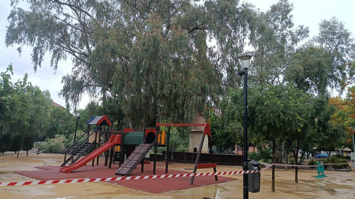 Jardín precintado en Murcia por la lluvia