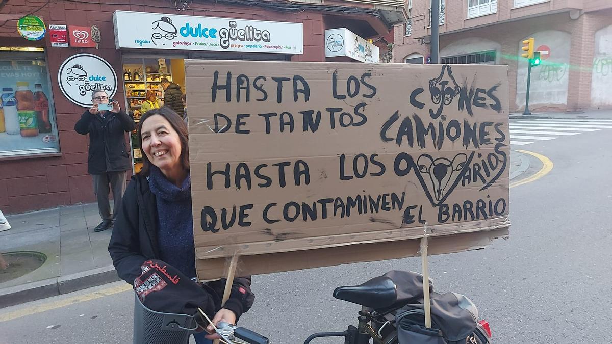 Pili Hevia, vecina de Jove, vino bien equipada, con un lema contundente. "La situación es desesperante", asegura sobre la polución en el oeste.