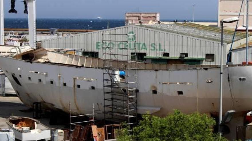 El yate «Conde de Montecristo», de Correa, que estos días es desmontado en Ceuta.