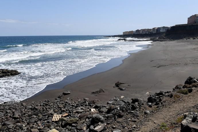 TELDE  13-03-19   TELDE. Localizan a una ballena cachalote hembra de nueve metros muerta flotando en la costa de Telde, la cual fue trasladada hasta el muelle de Taliarte a la espera de sus traslado al vertedero de Juana Grande donde le practicaran la necropsia. FOTOS: JUAN CASTRO