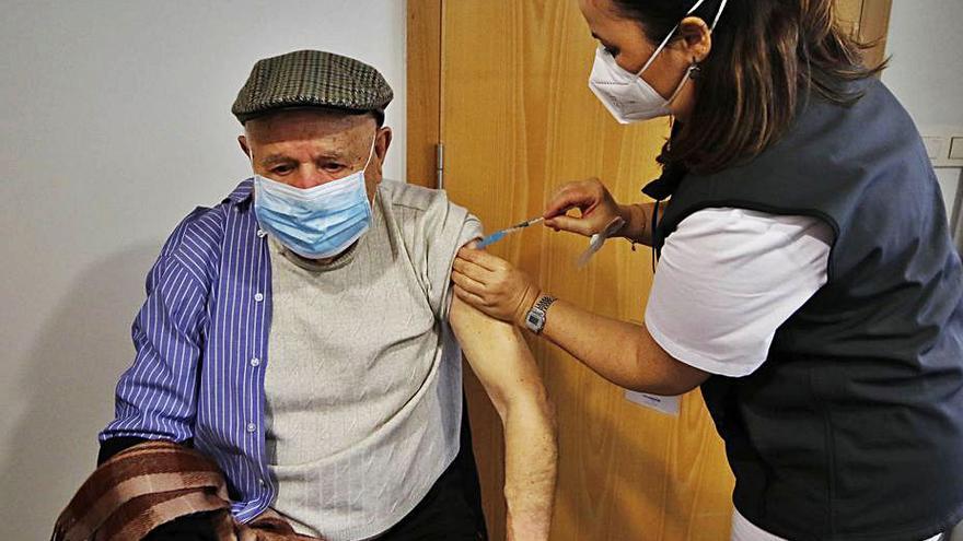 La Xunta mantiene en Semana Santa la vacunación de mayores de 80 años para comenzar luego con los de 75 a 79