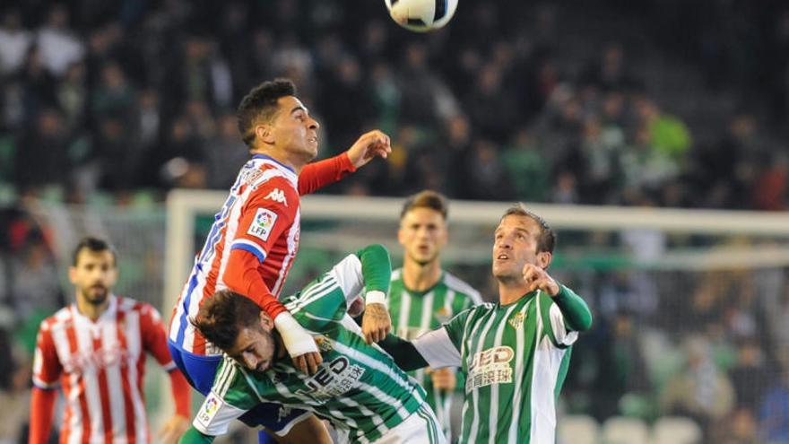 Xavi Torres pugna un balón con Mascarell en un Betis-Sporting.