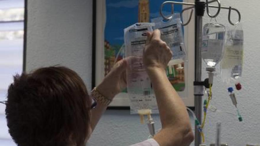 Los hospitales de Elche realizan 100 desensibilizaciones de quimioterapia en tres años