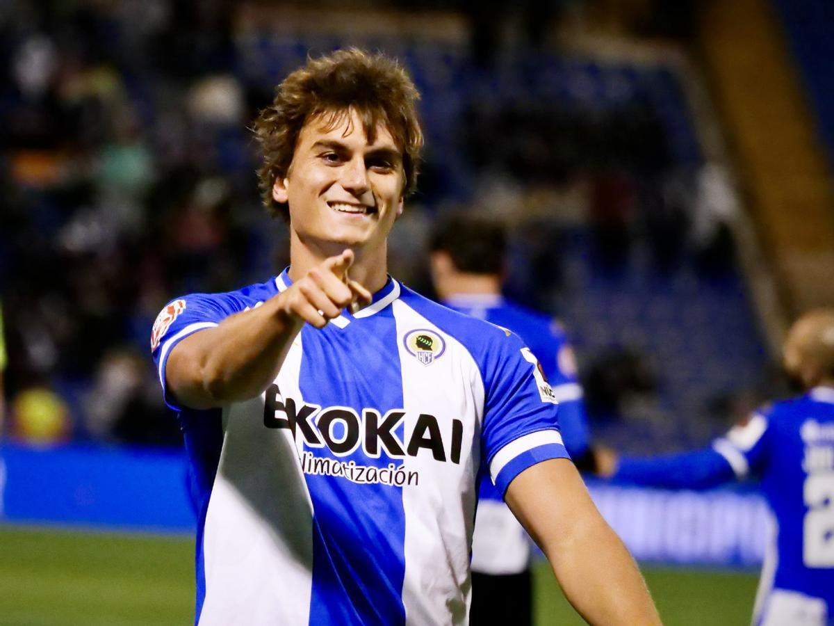 Slavy señala al horizonte tras anotar el 2-0 definitivo de penalti.