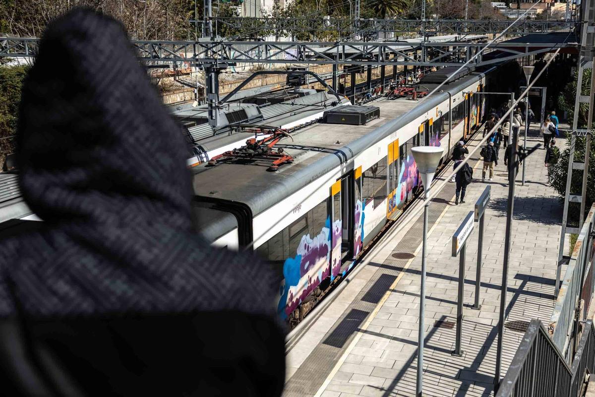 Tren grafiteado de la R4, estacionado en L'Hospitalet, este lunes