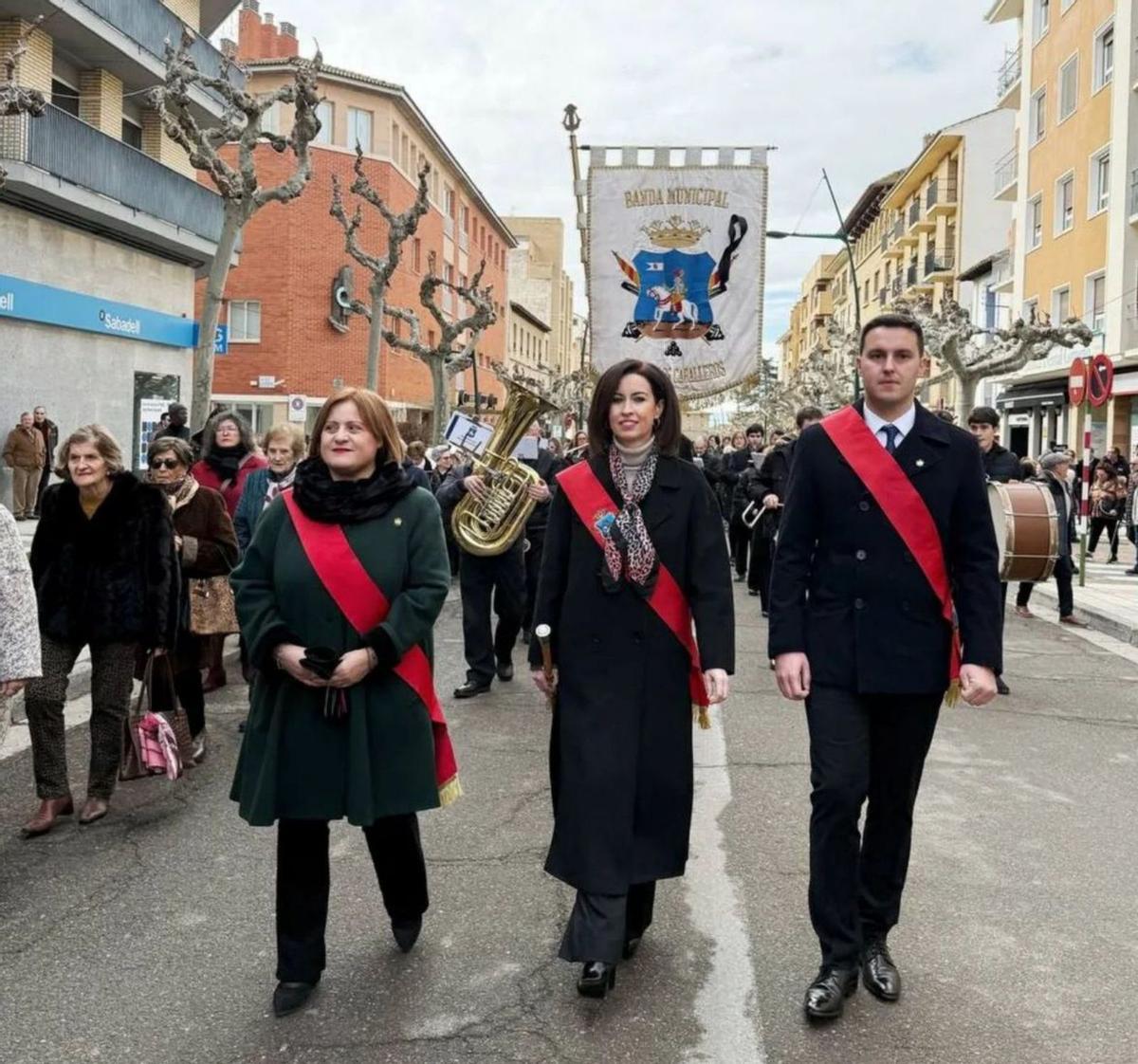 La comitiva estuvo encabezada por la alcaldesa de Ejea, Teresa Ladrero.