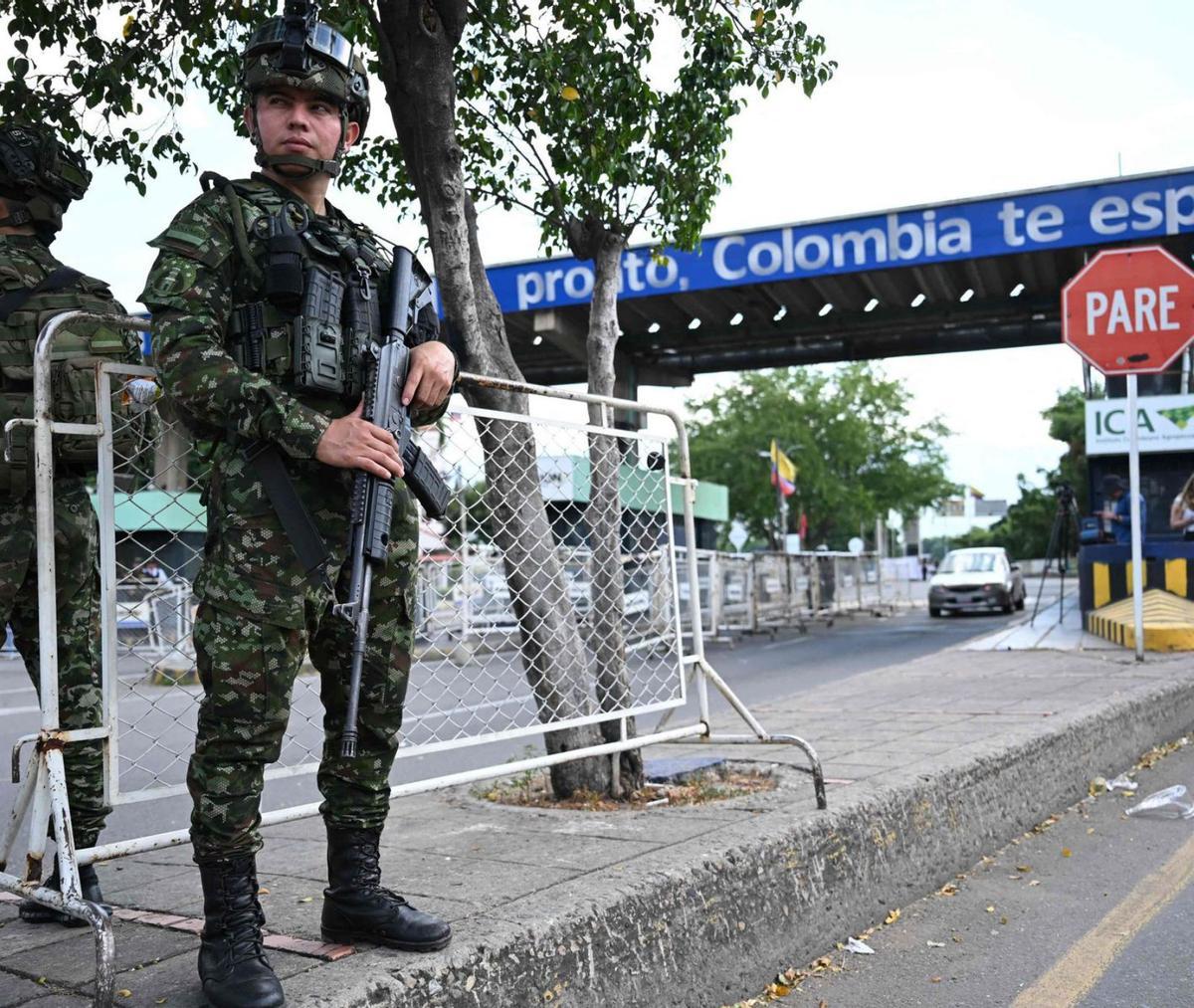 Soldats colombians vigilen la frontera amb Veneçuela a Cúcuta, ahir.  | RAÚL ARBOLEDA / AFP