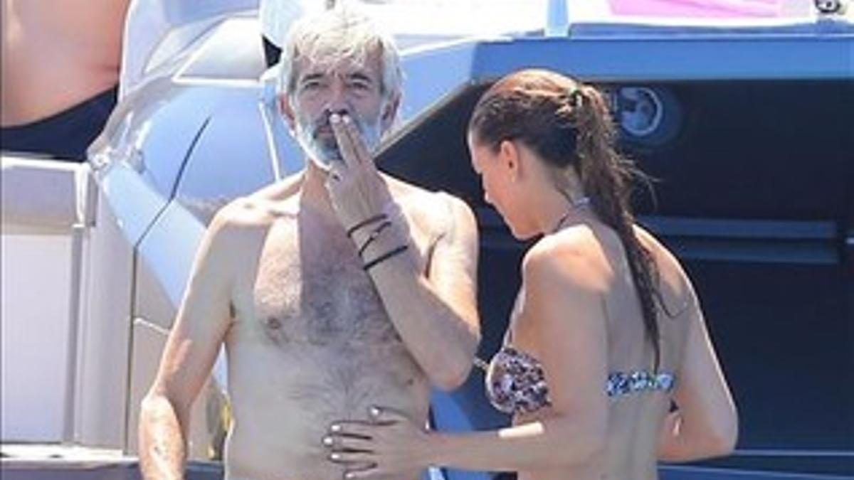 Imanol Arias y su novia, Irene Meritxell, disfrutando de sus vacaciones en Eivissa.