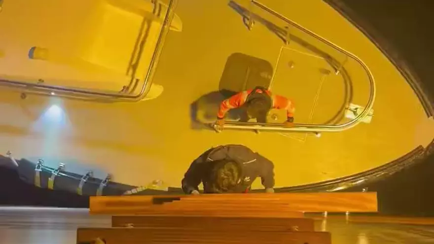 La inédita perspectiva de un práctico de A Coruña accediendo a un buque