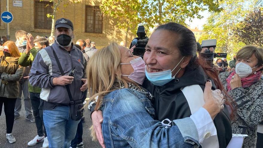 Concha Cano, portavoz de Stop Desahucios, y Esperanza Fernández se abrazan después de conocer que se había paralizado el desahucio.