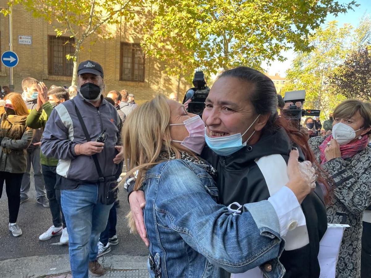 Concha Cano, portavoz de Stop Desahucios, y Esperanza Fernández se abrazan después de conocer que se había paralizado el desahucio.