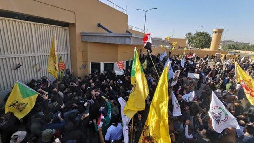 Manifestantes iraquís atacan la Embajada de EEUU en Bagdad