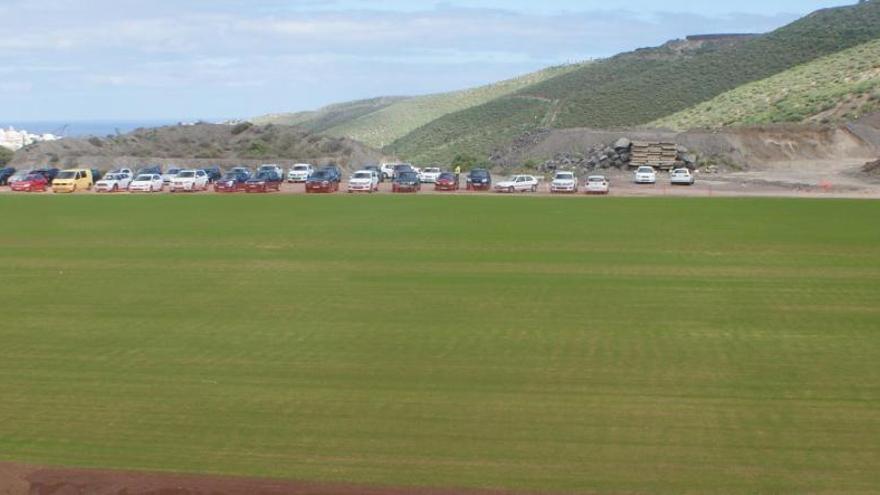 Imagen de la nueva superficie del segundo campo de Barranco Seco. Detrás, el parking.