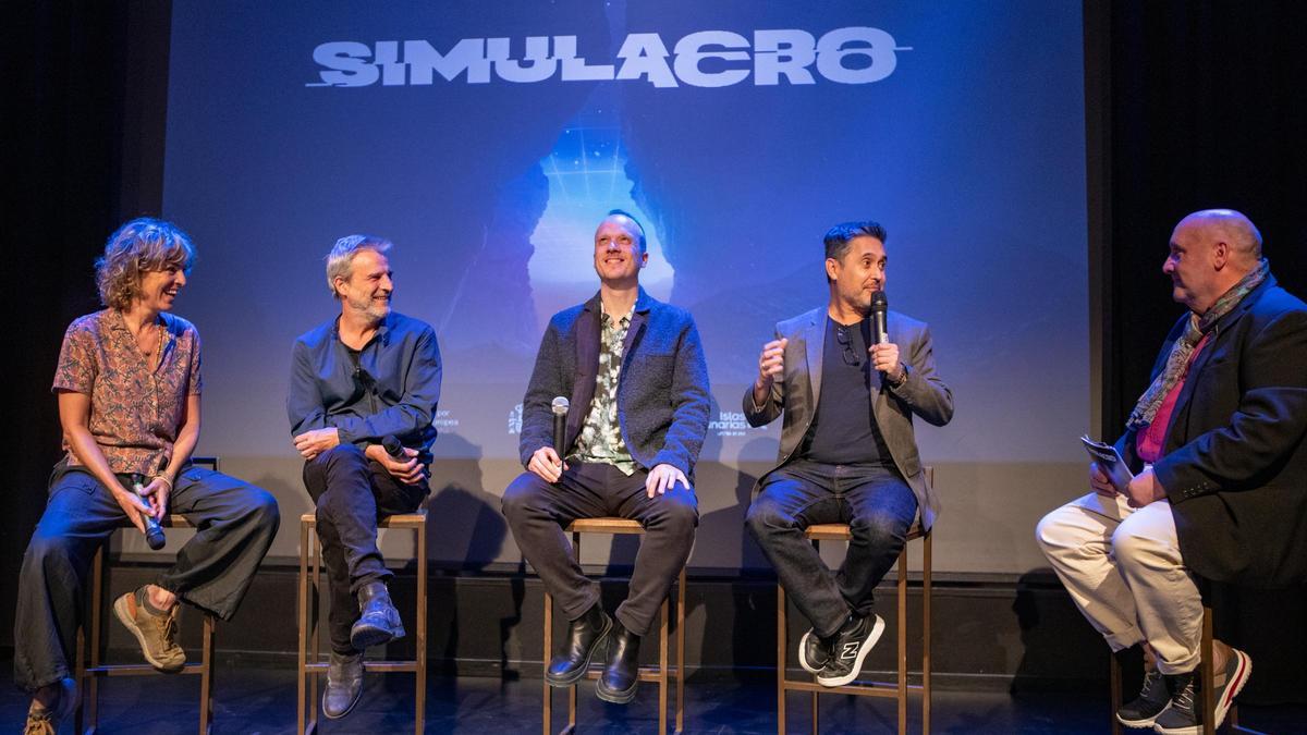 El podcast Simulacro, una producción de la Consejería de Turismo y Empleo del Gobierno de Canarias, a través de Turismo de Canarias, junto al estudio El Extraordinario.