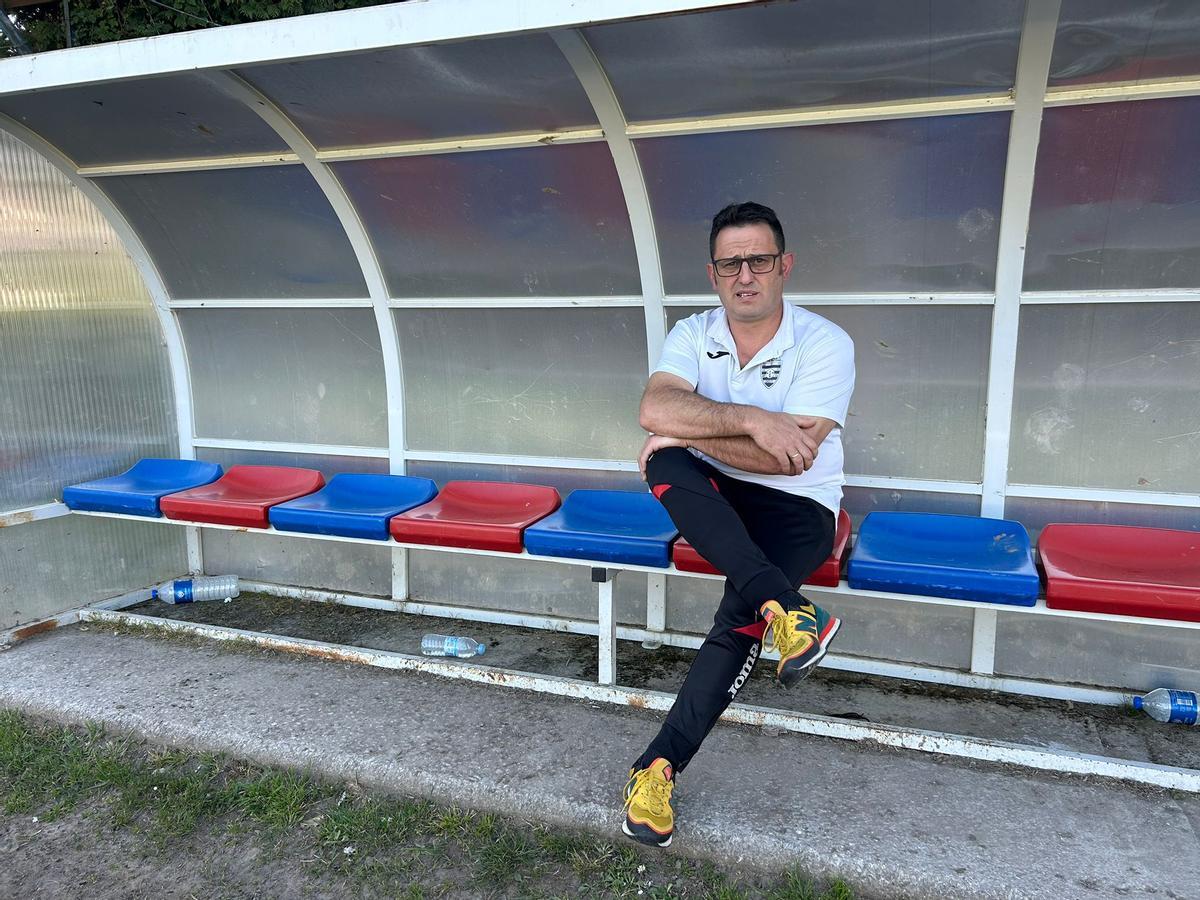 Javier Balsera, en el banquillo del campo El Zaguán, en Salas.