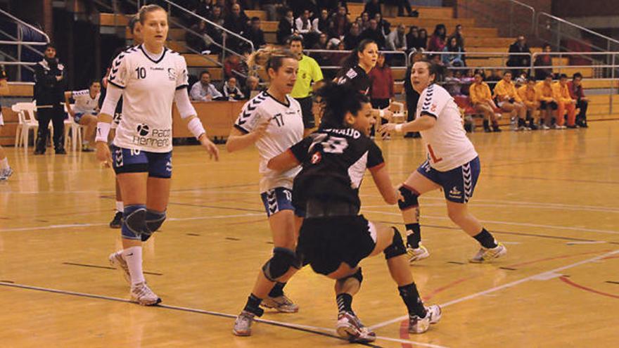 Imagen del partido disputado ayer por el Elda Prestigio en la cancha del Mar Sagunto.