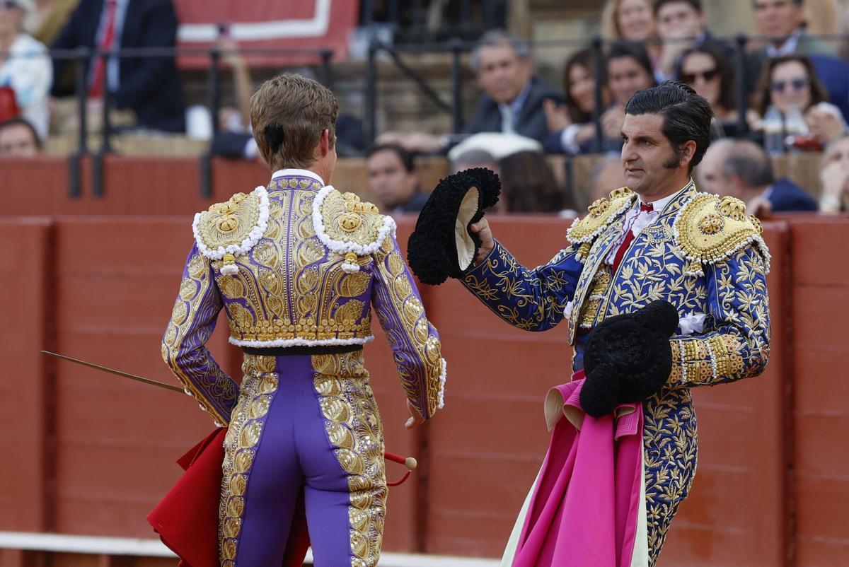 El diestro Borja Jiménez (i) le brinda su toro a Morante de la Puebla.