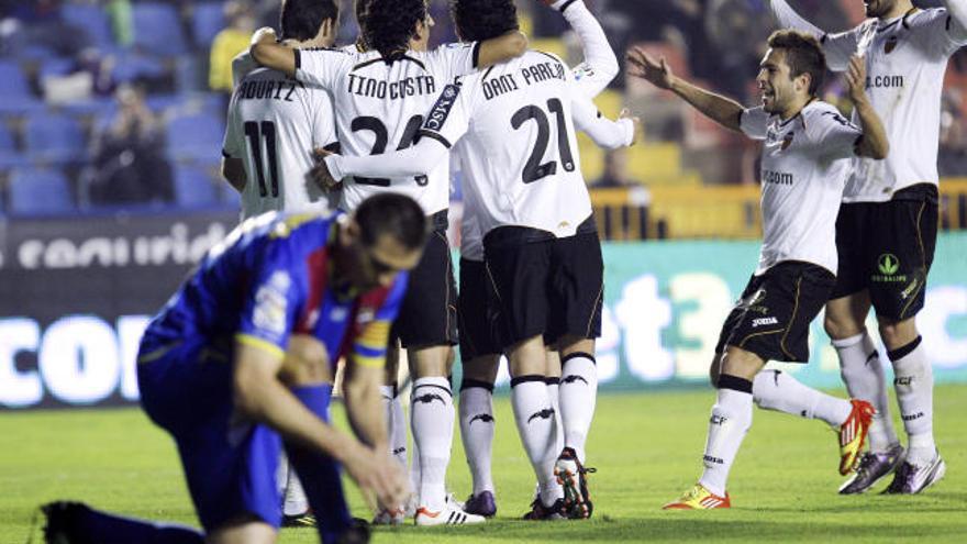 Los jugadores del Valencia celebran el primer gol ayer en el Ciutat de València.