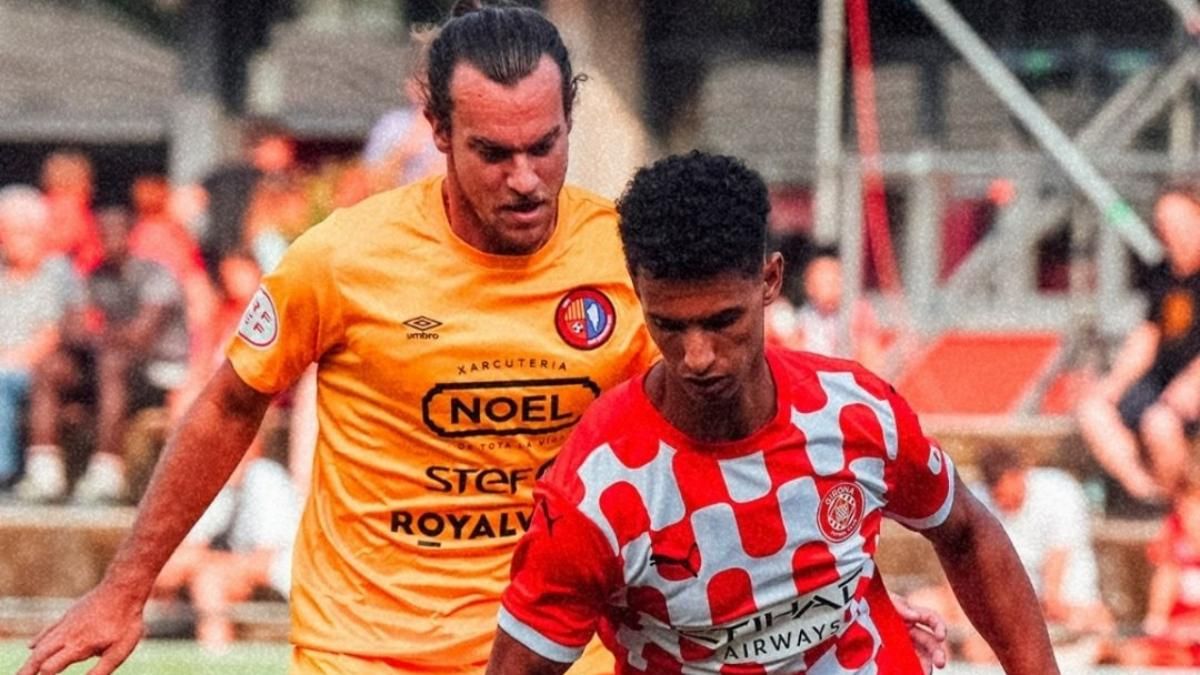 Ilyas controla el balón durante el duelo contra el Olot