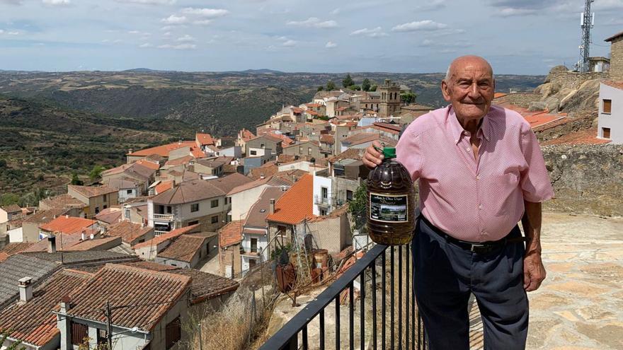 Eliseo Villarino, experimentado cultivador de 90 años, sostiene una garrafa de aceite de Fermoselle. | S. V.