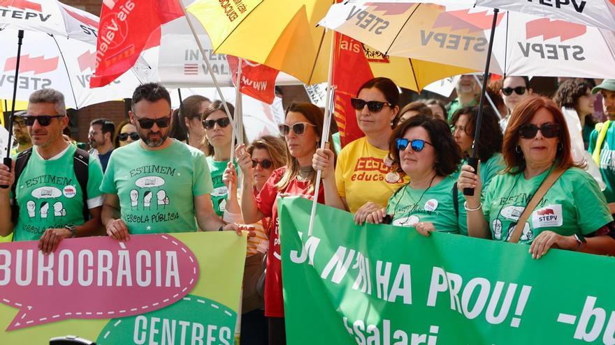 Sindicatos concentrados a las puertas de la Conselleria de Educación