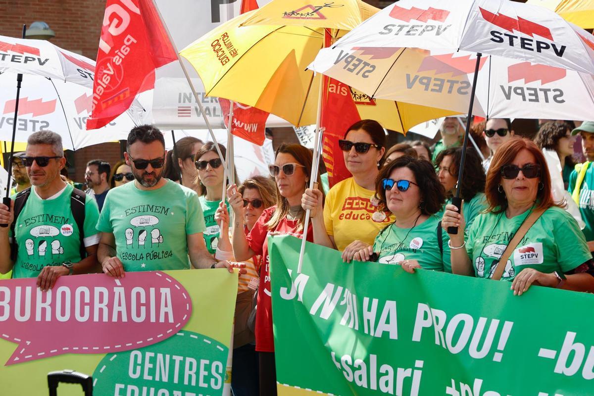 Sindicatos concentrados a las puertas de la Conselleria de Educación.