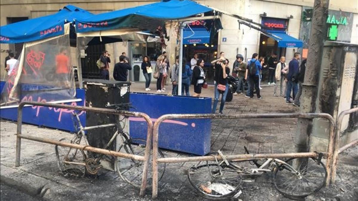 Destrozos en la plaza de Urquinaona de Barcelona