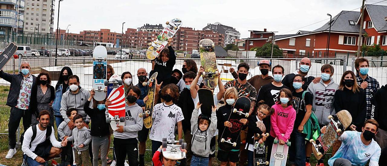 Un grupo de patinadores, reunidos ayer delante de la pista.