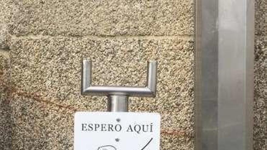 Poste canino instalado en Betanzos.