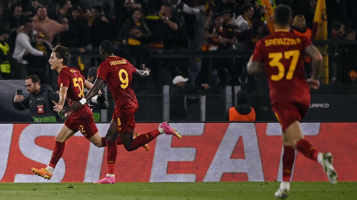Los jugadores de la Roma celebran el 1-0.