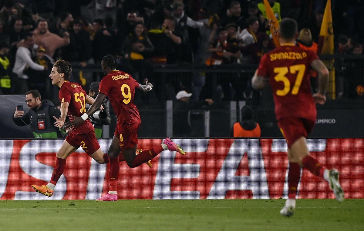 Los jugadores de la Roma celebran el 1-0.