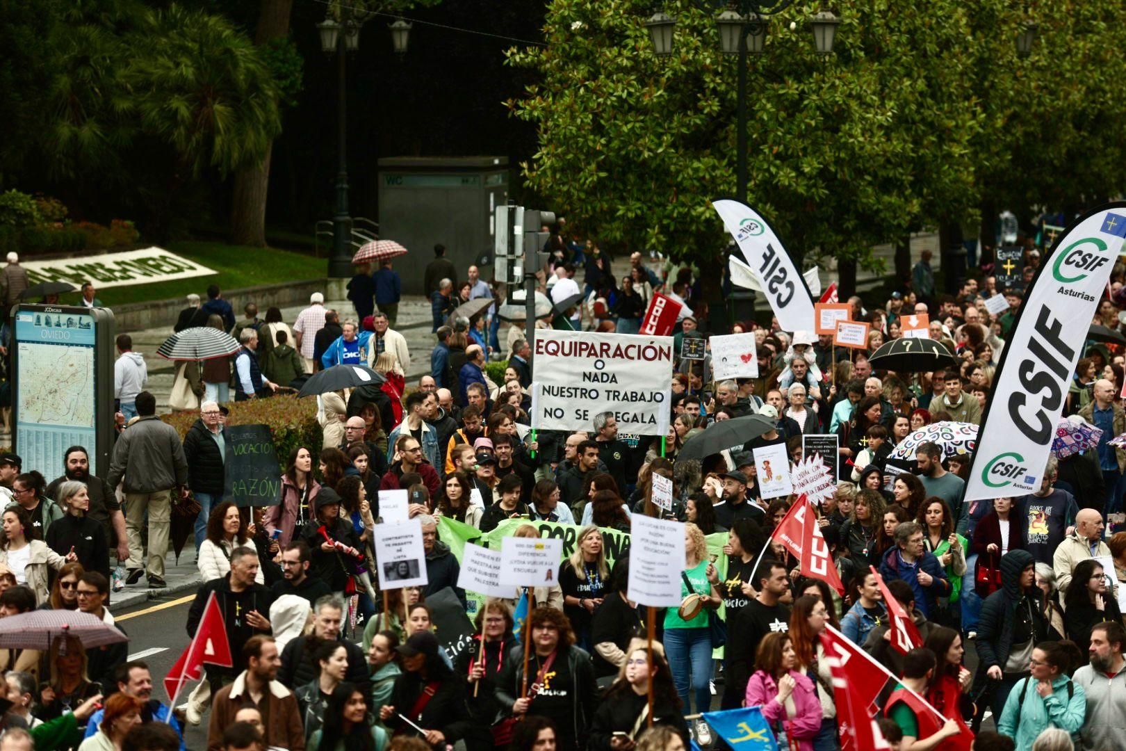 EN IMÁGENES: Así fue la gran manifestación de profesores por la enseñanza pública asturiana