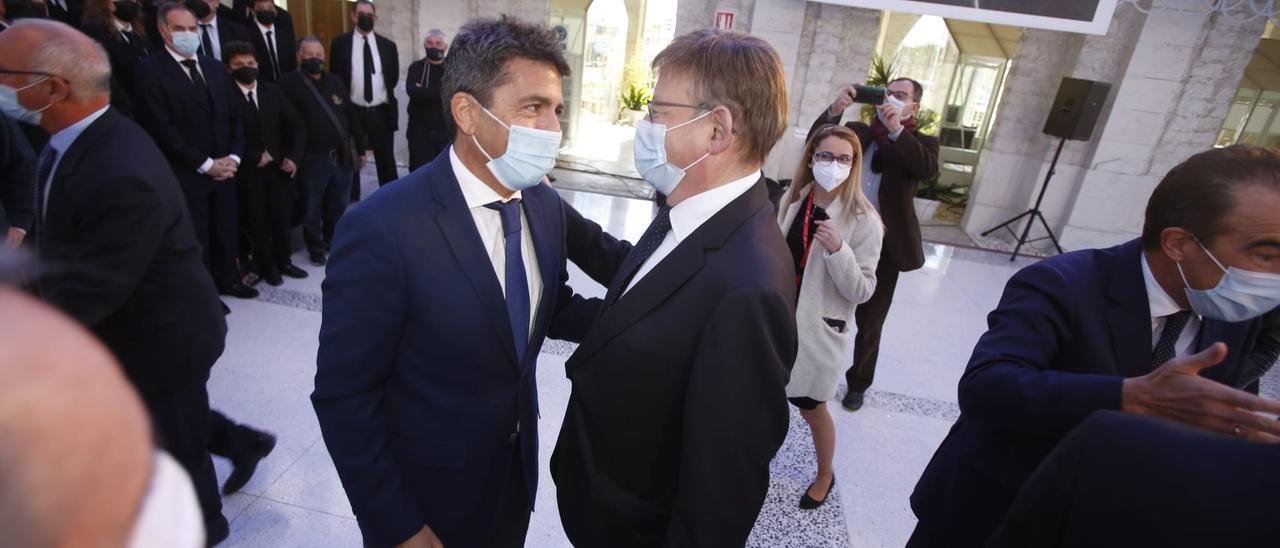 Carlos Mazón charla con Ximo Puig en Casa Mediterráneo tras finalizar el acto del Día de la Constitución