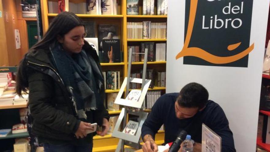 Craviotto firma en Gijón ejemplares de su último libro