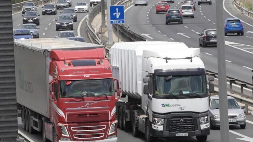 La DGT endurece las normas en carretera: así te afectará la nueva prohibición de adelantamiento en 2026