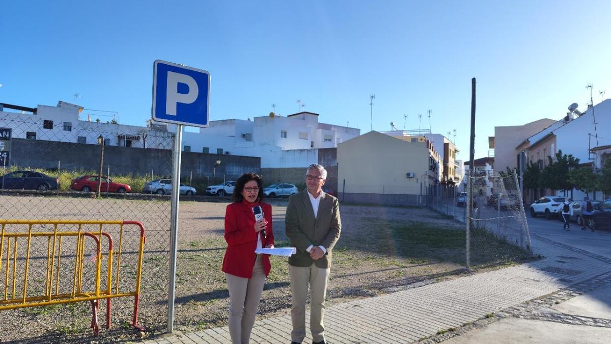 Rosa Canovaca y Juan Trujillo presenta el área junto a la muralla.