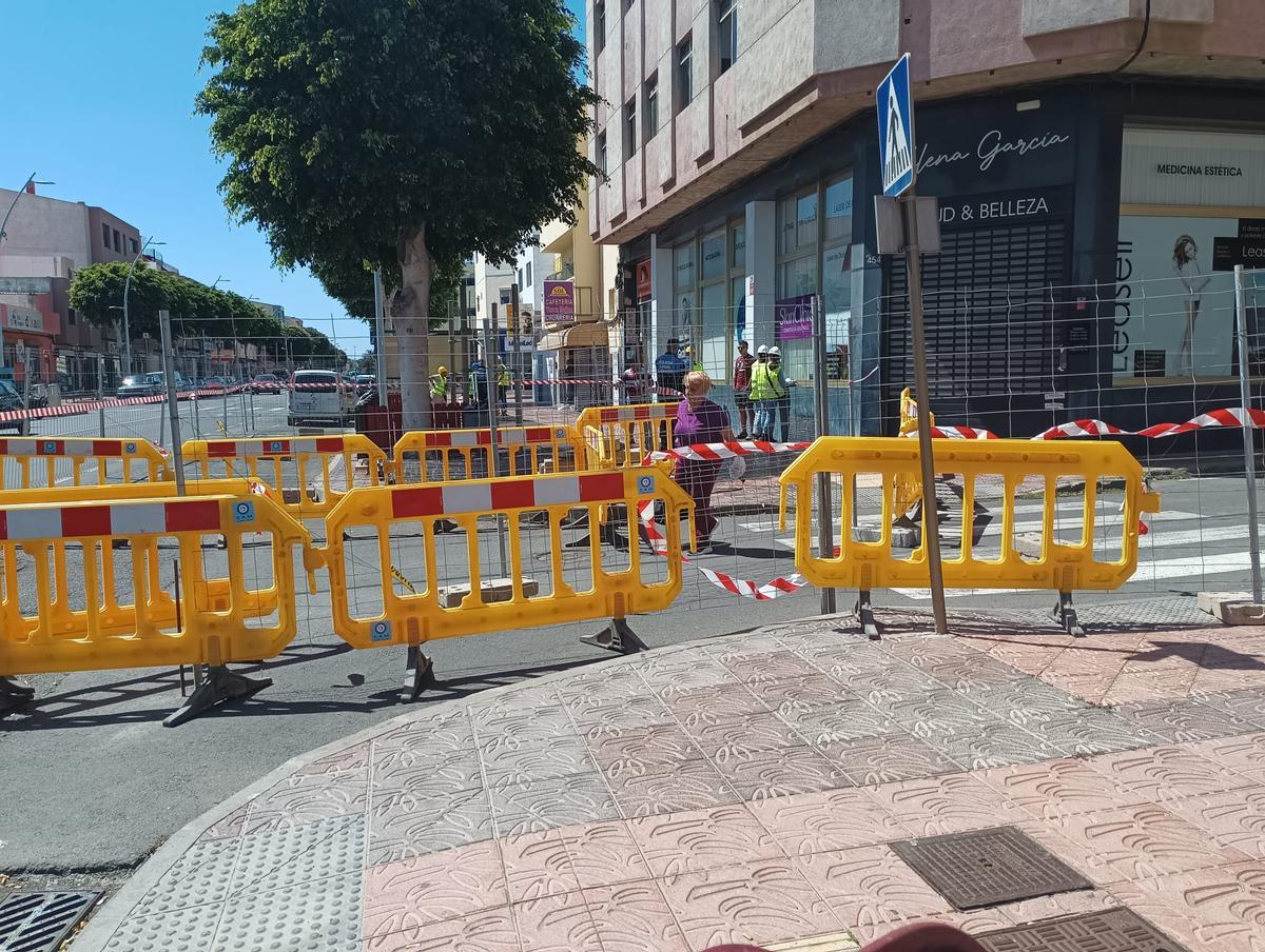 Cándida sale de nuevo del edificio tras olvidar su medicación.