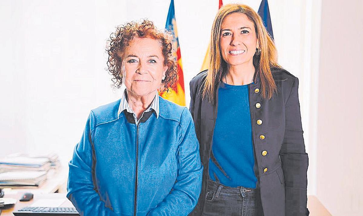 La premiada, Vicenta Conde, y la alcaldesa de Almassora, María Tormo.
